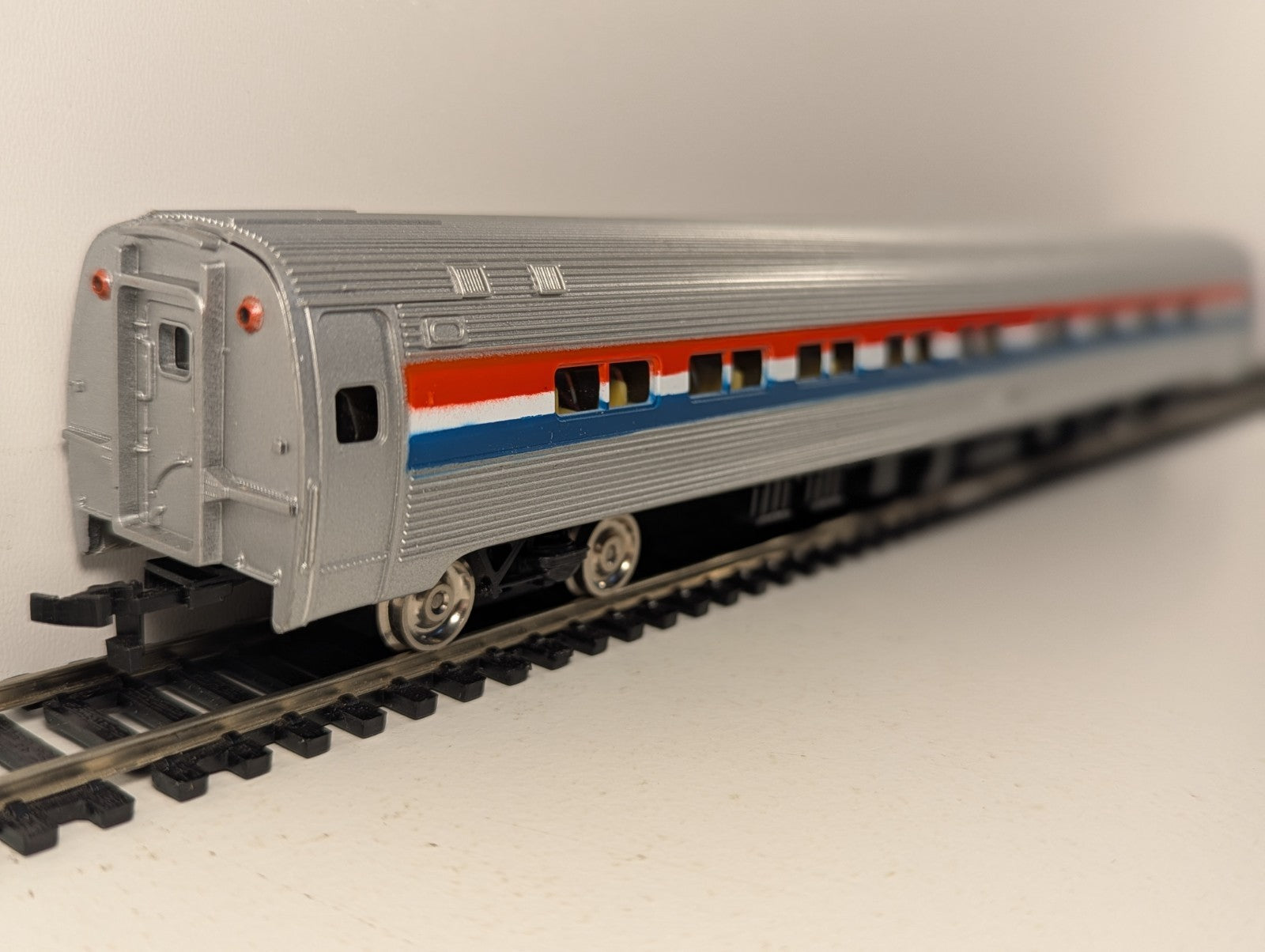 Bachmann Industries HO Scale Budd Amtrak Passenger Car 43-1017-05
