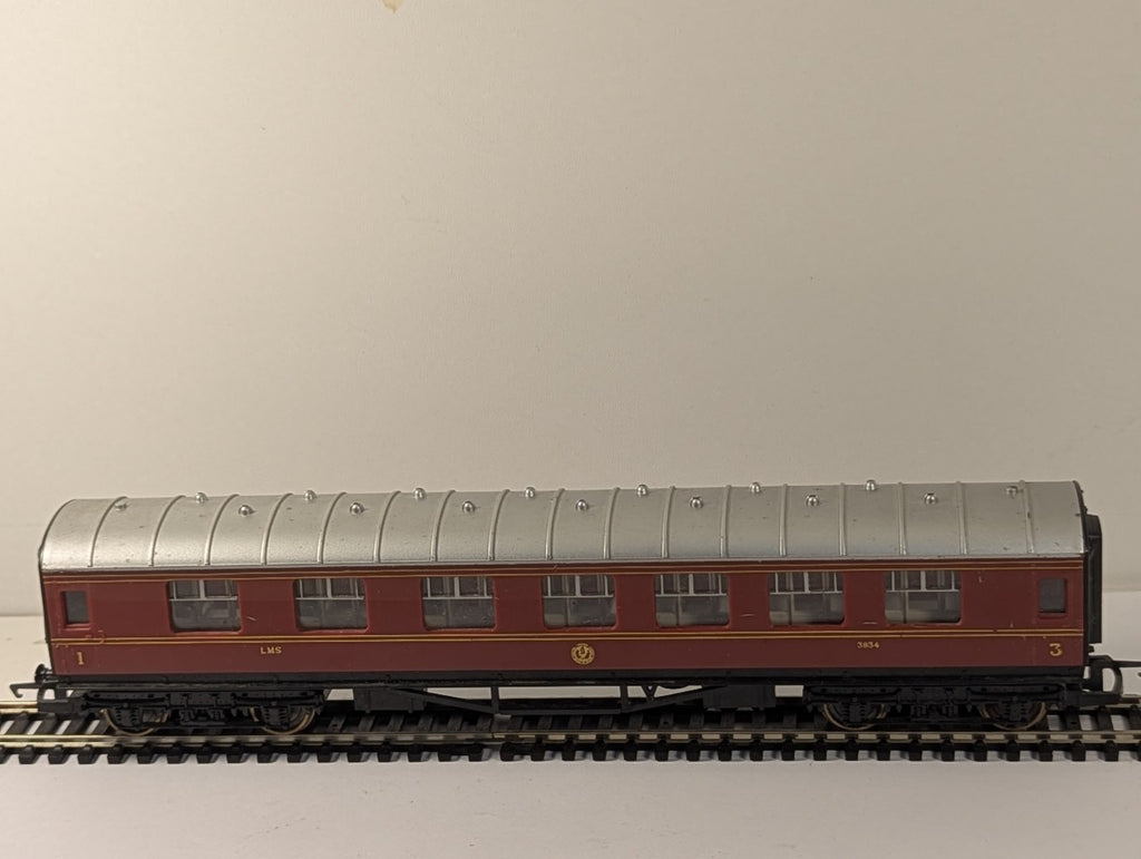 Hornby OO Gauge LMS Stanier Composite Coach 3934 Crimson Lake