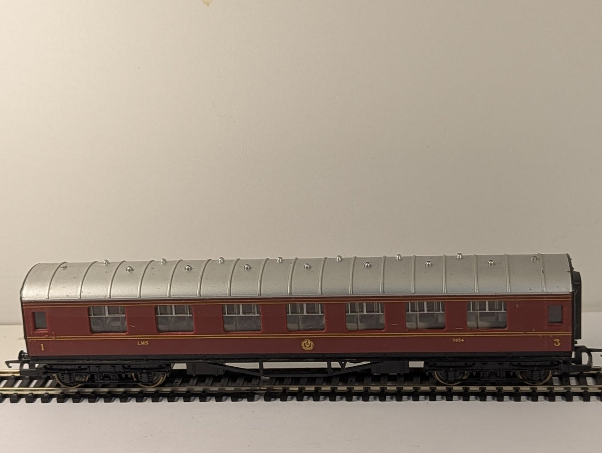 Hornby OO Gauge LMS Stanier Composite Coach 3934 Crimson Lake