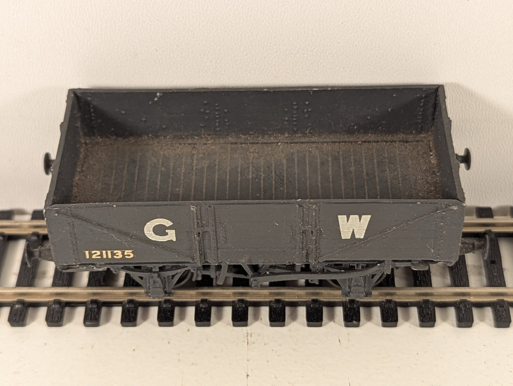 Peco OO gauge GWR 5-plank open goods wagon kit - body comes of wheels