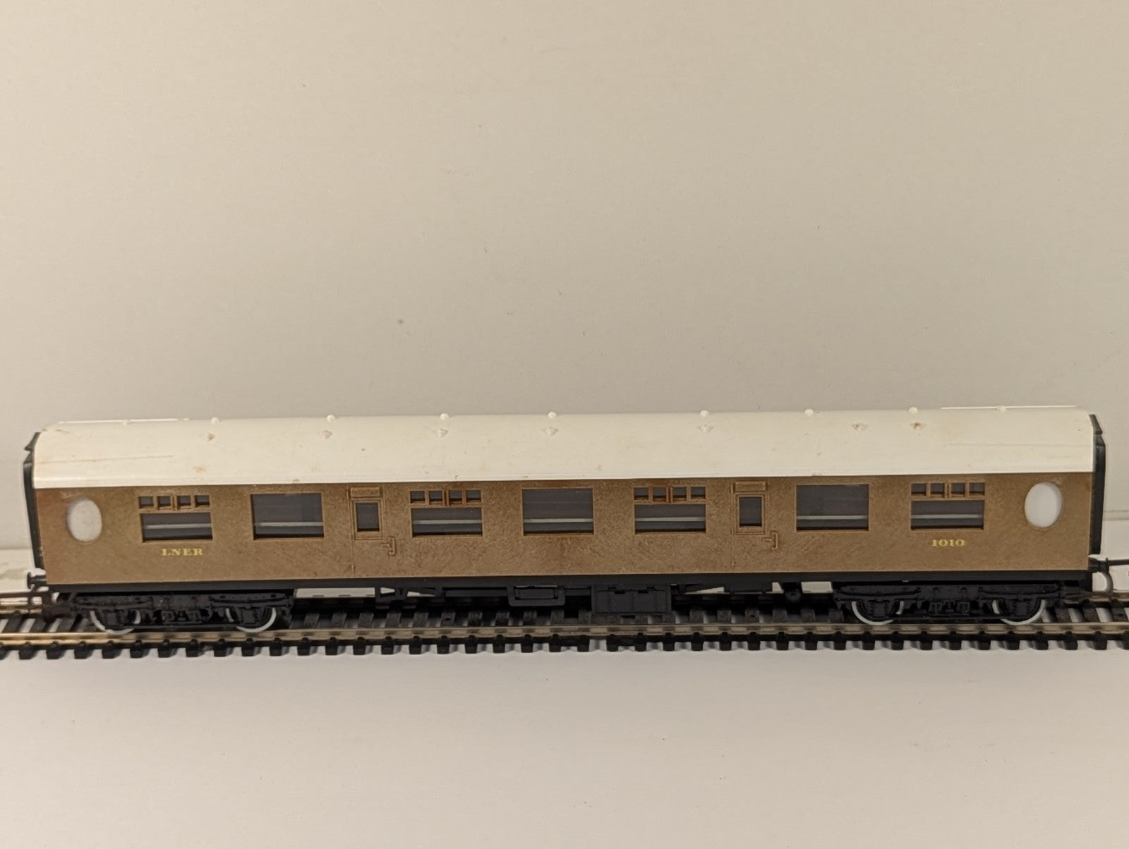 Hornby OO Gauge R435 LNER Teak Composite Coach 1010