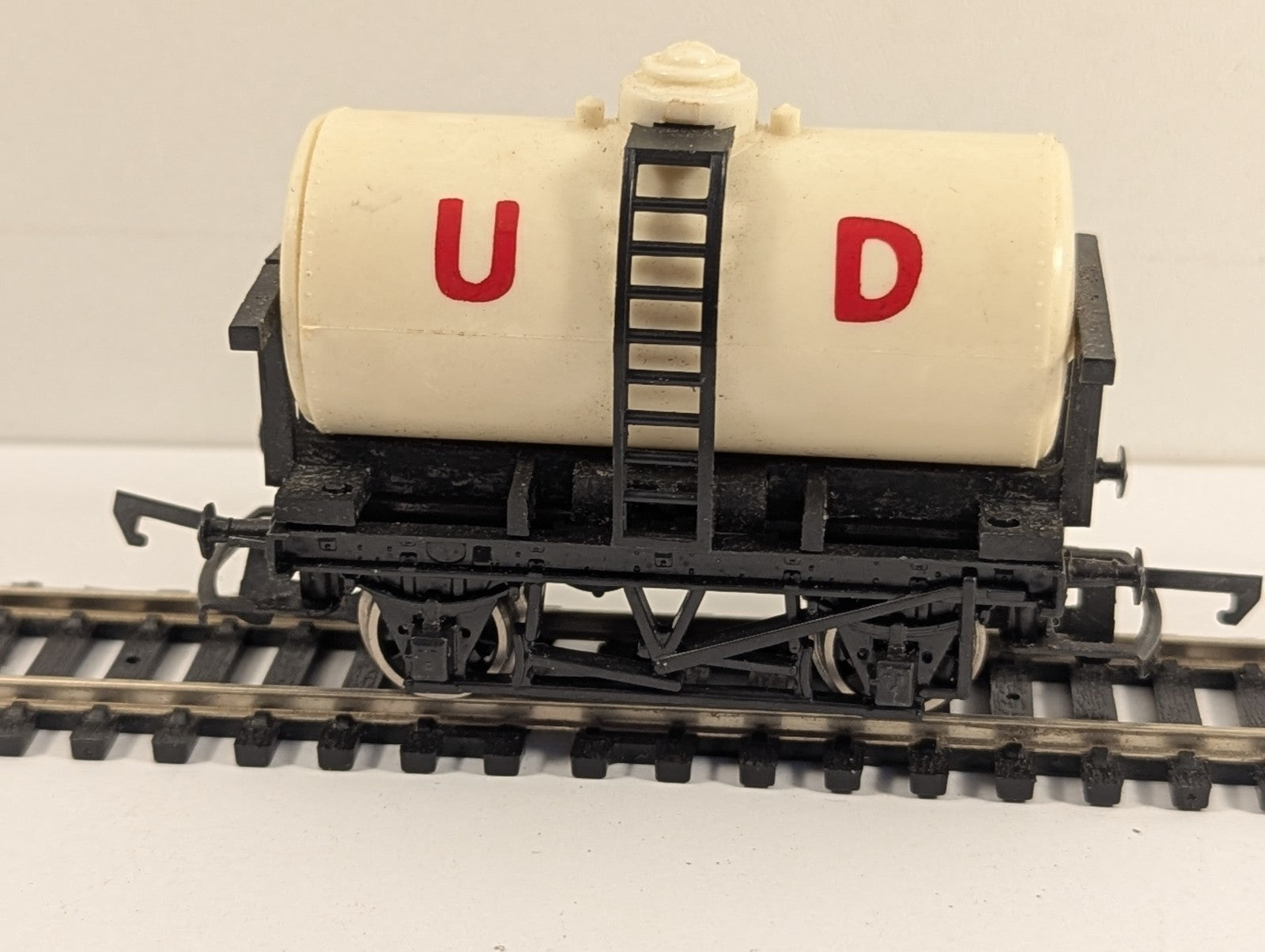 Tri-ang OO Gauge R125 United Dairies UD Milk Tank Wagon