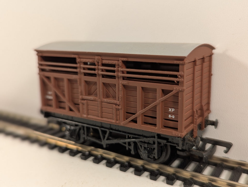 Mainline OO Gauge 37-143 Cattle Wagon BR Bauxite