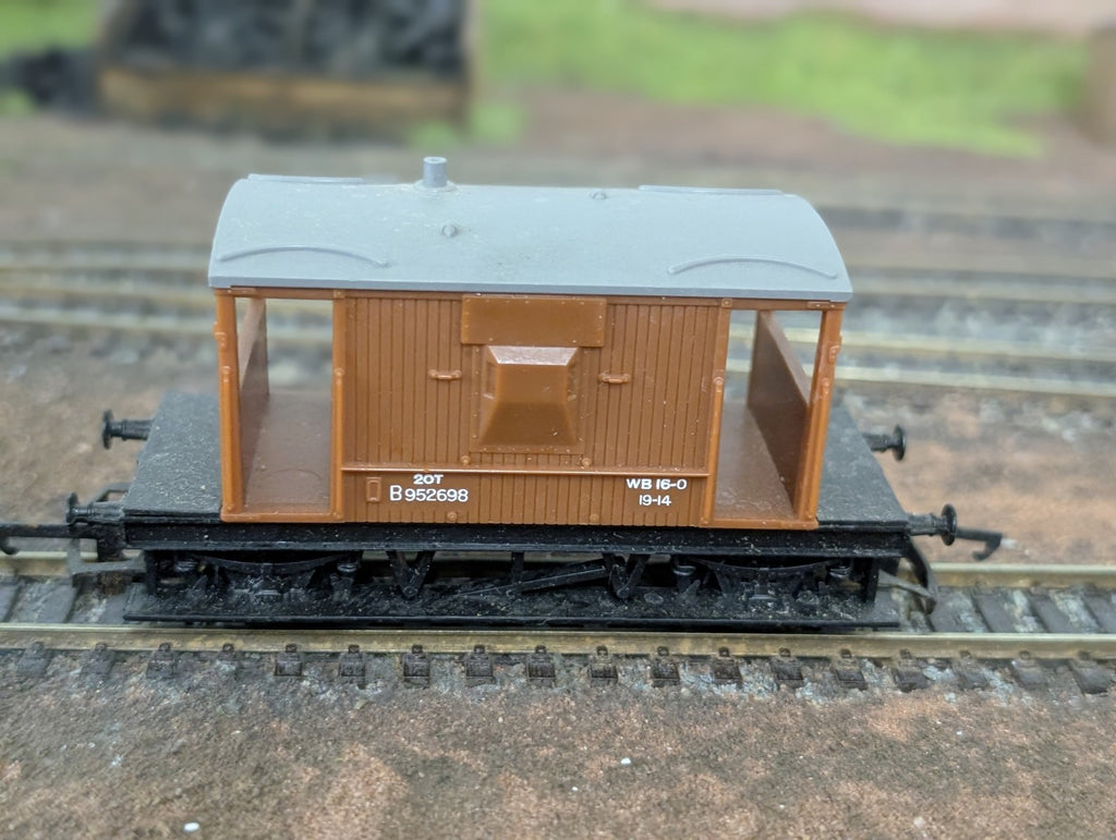 Hornby R218 20T Brake Van BR Bauxite B952698 OO Gauge