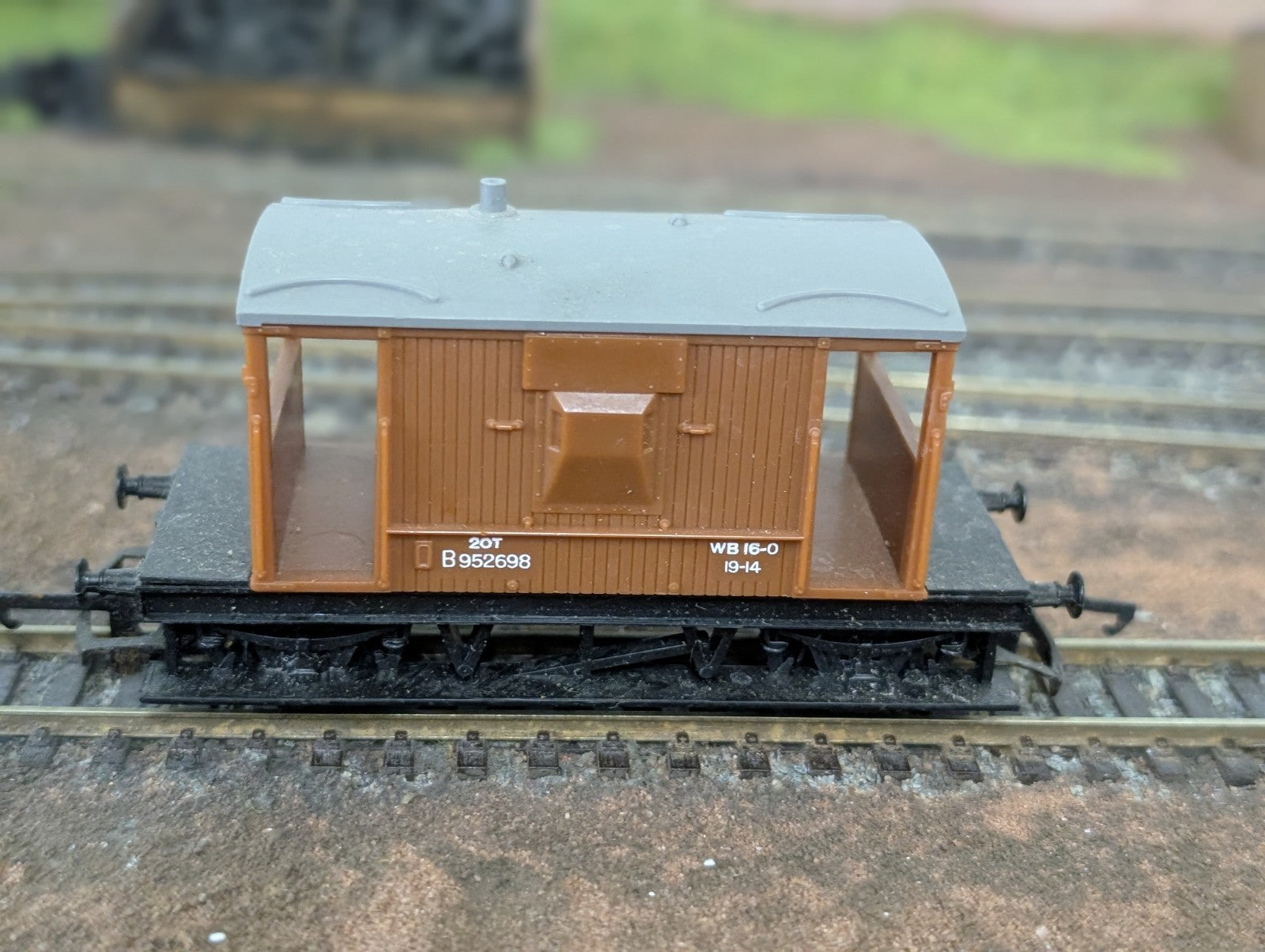 Hornby R218 20T Brake Van BR Bauxite B952698 OO Gauge