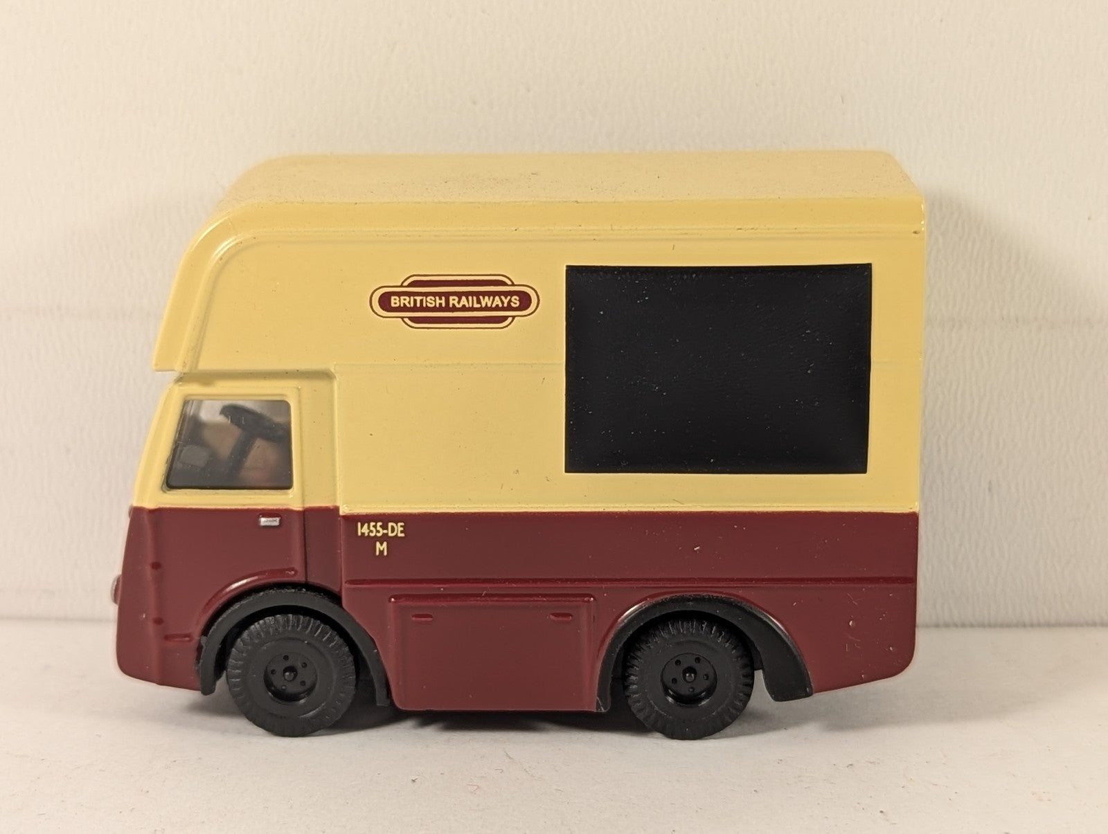 Classix 1:76 Scale / OO Gauge NCB Electric High Top Van Die-cast Model Vehicle