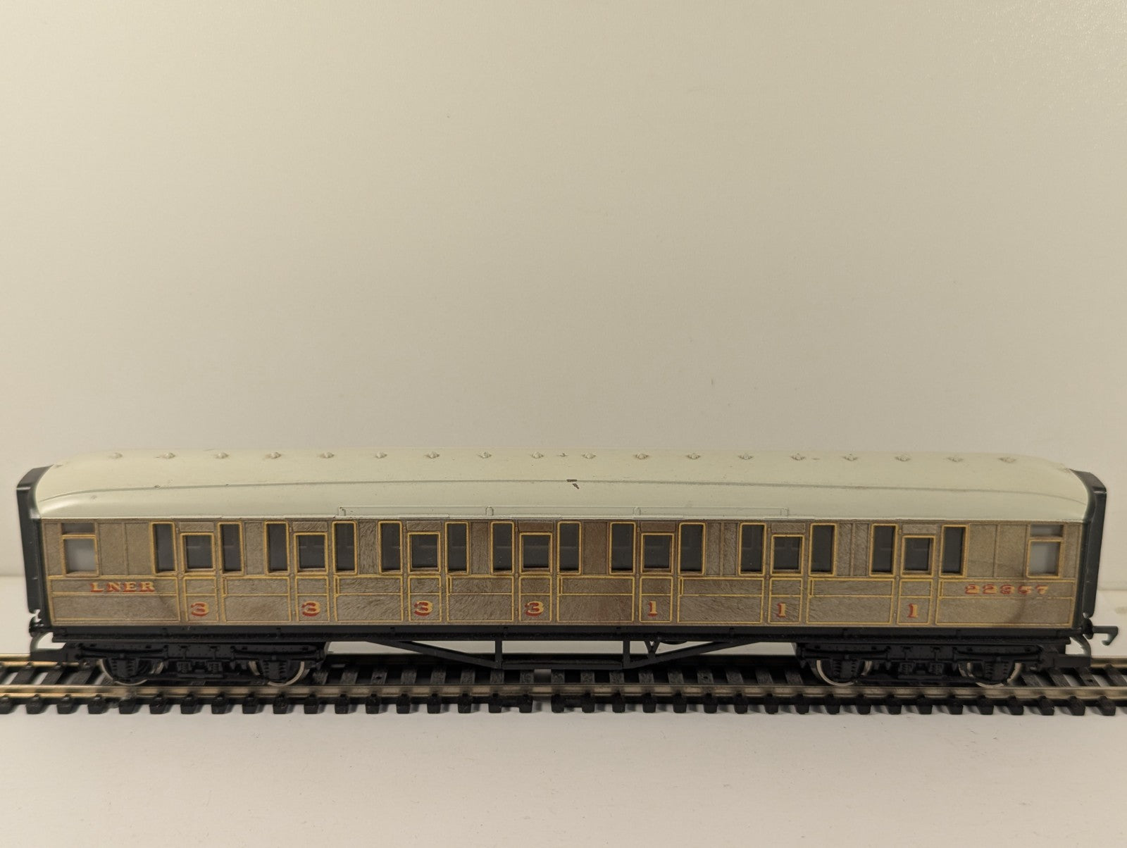 Hornby R4332 RailRoad OO Gauge LNER Teak Composite Coach