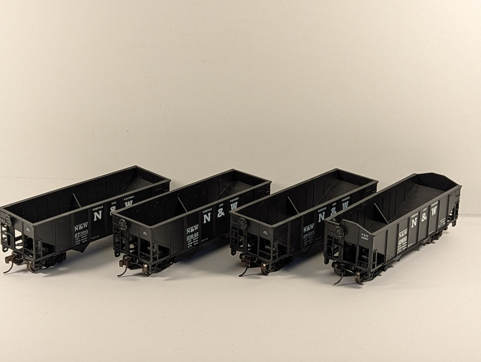 Athearn HO Gauge 34ft Ribbed Hopper Wagons Norfolk & Western