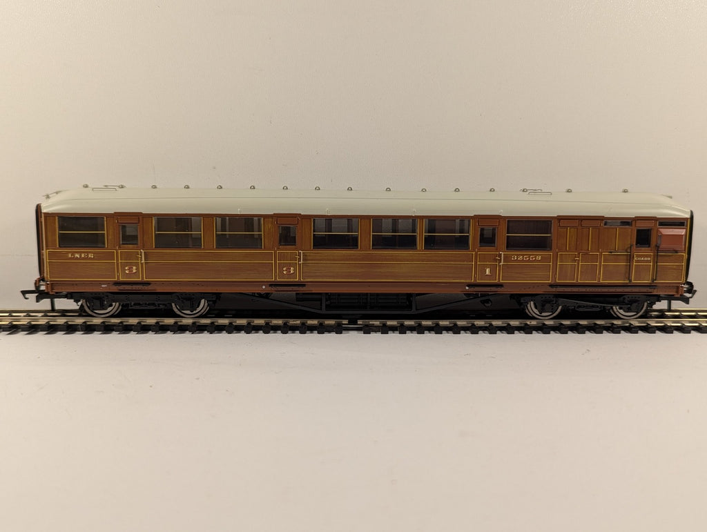 Hornby OO Gauge LNER 61ft 6in Corridor Brake Coach Passenger Coach 32558