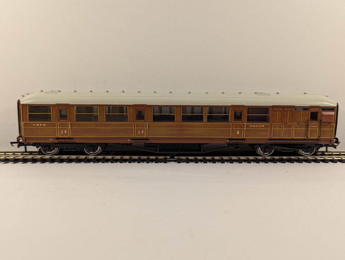 Hornby OO Gauge LNER 61ft 6in Corridor Brake Coach Passenger Coach 32558