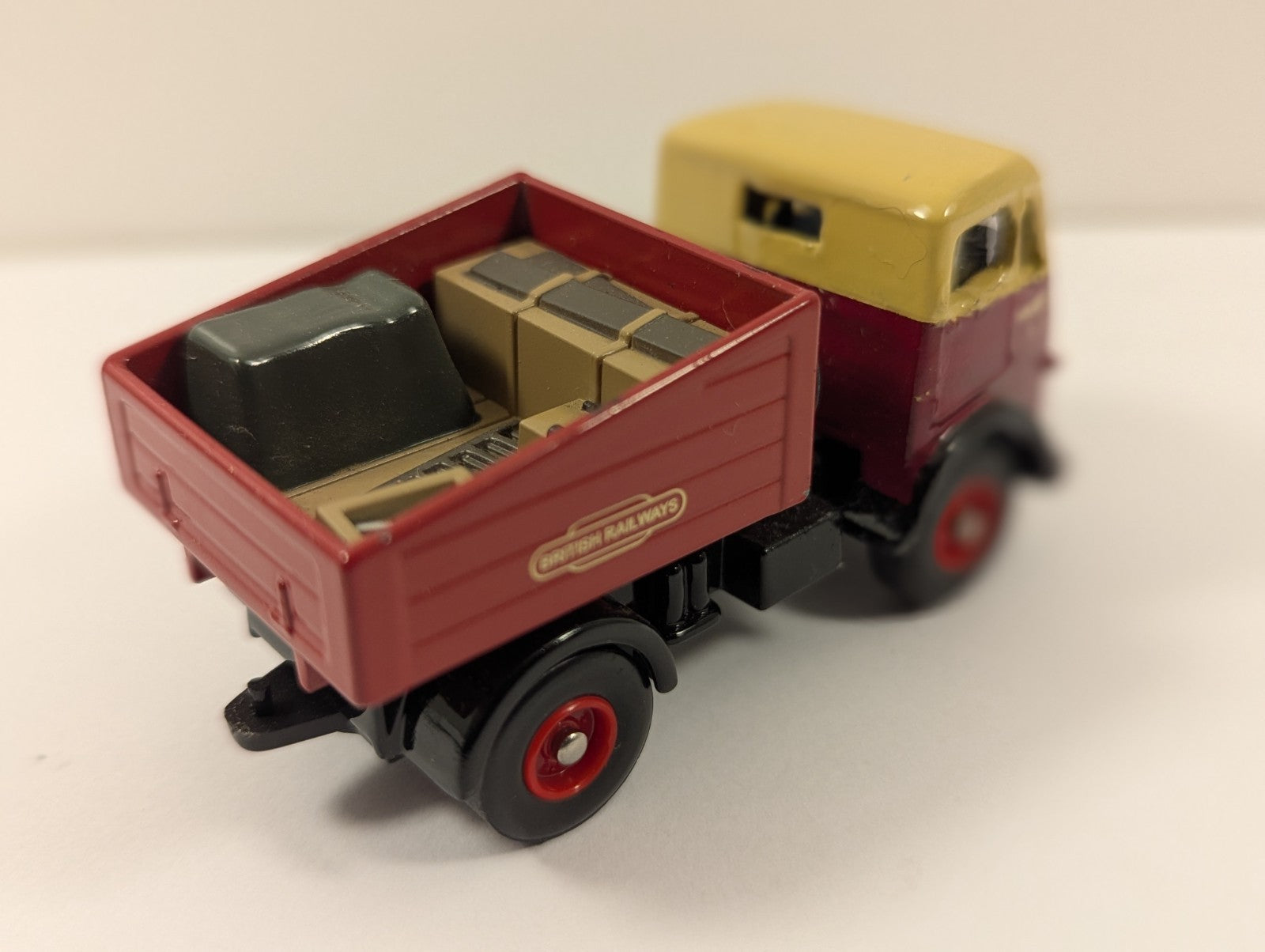 Lledo 1/76 Scale DG114000 - AEC Mammoth Ballast (British Railways) Red/Cream