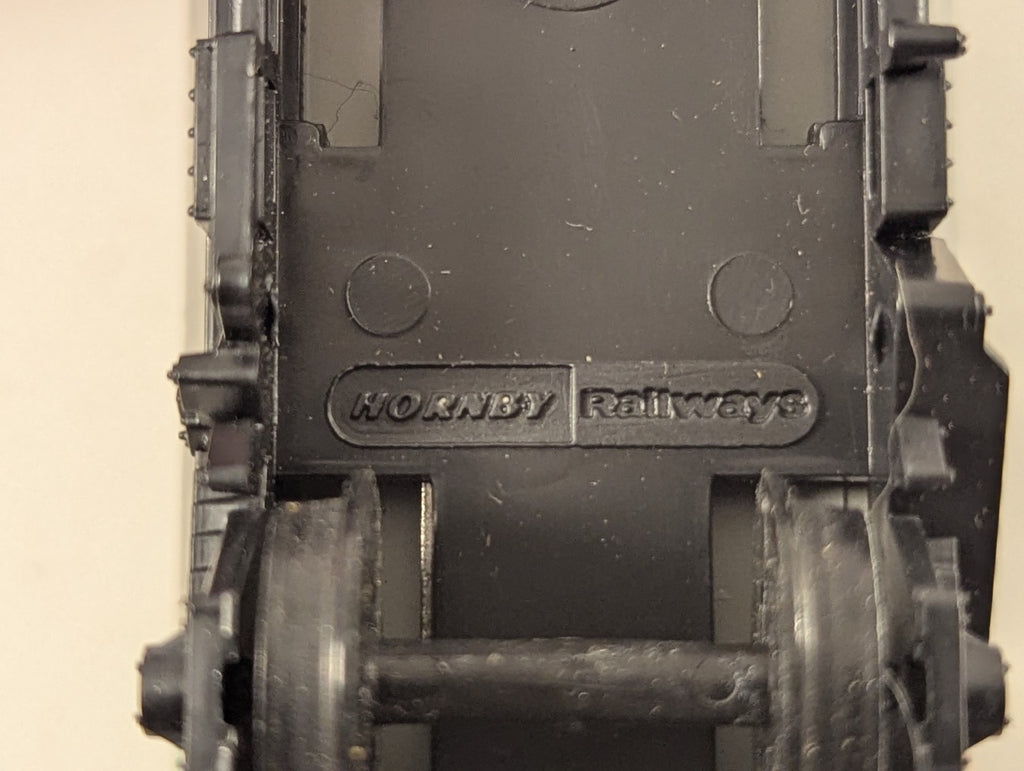 Hornby OO Gauge Procor BP Chemicals Tank Wagon Goods Wagon CU2 BP Chemicals Grey