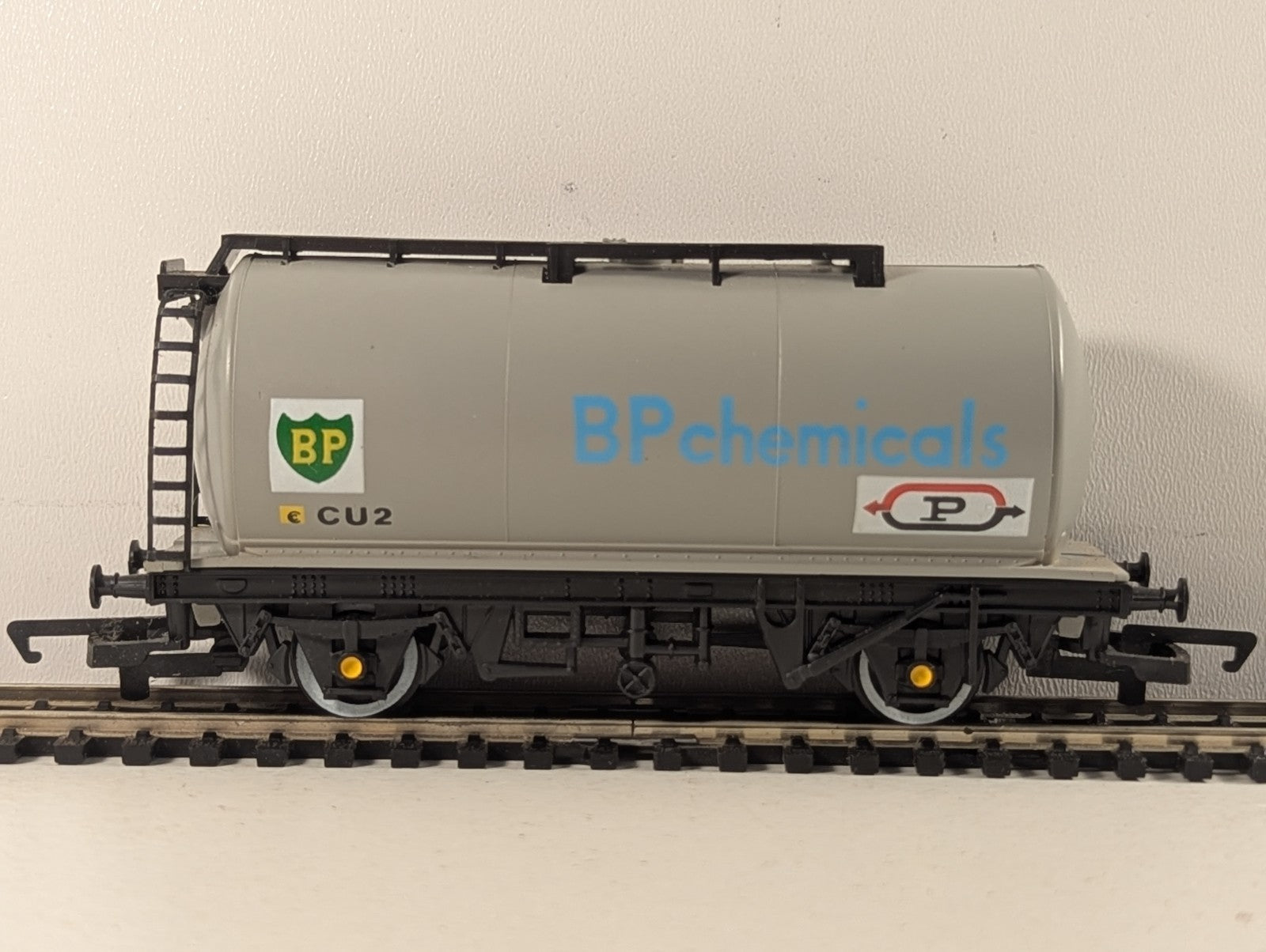 Hornby OO Gauge Procor BP Chemicals Tank Wagon Goods Wagon CU2 BP Chemicals Grey