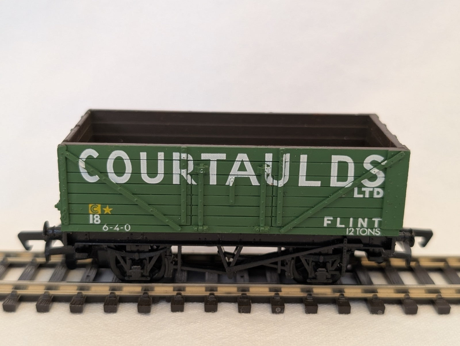 Mainline OO Gauge 7 Plank Open Wagon Courtaulds Goods Wagon 18 Courtaulds Green