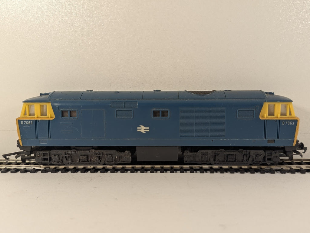 Hornby OO Gauge Class 35 Hymek Locomotive D7063 BR Blue R758 Spares or Repair