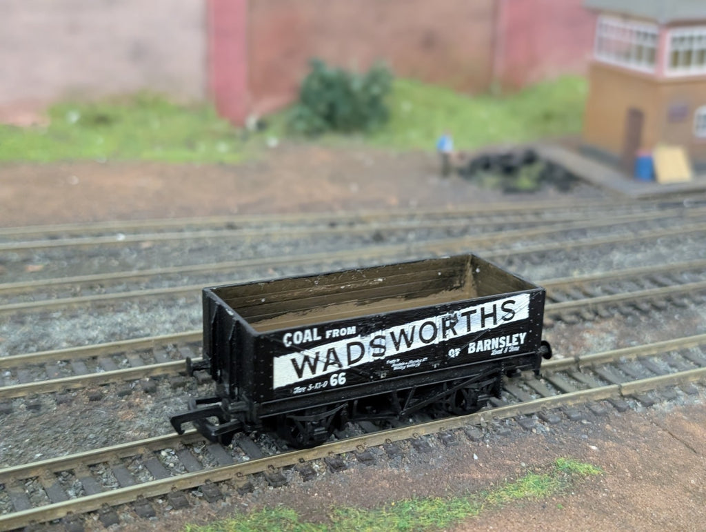 Mainline 37176 5 Plank Wagon Wadsworths 66 black OO Gauge