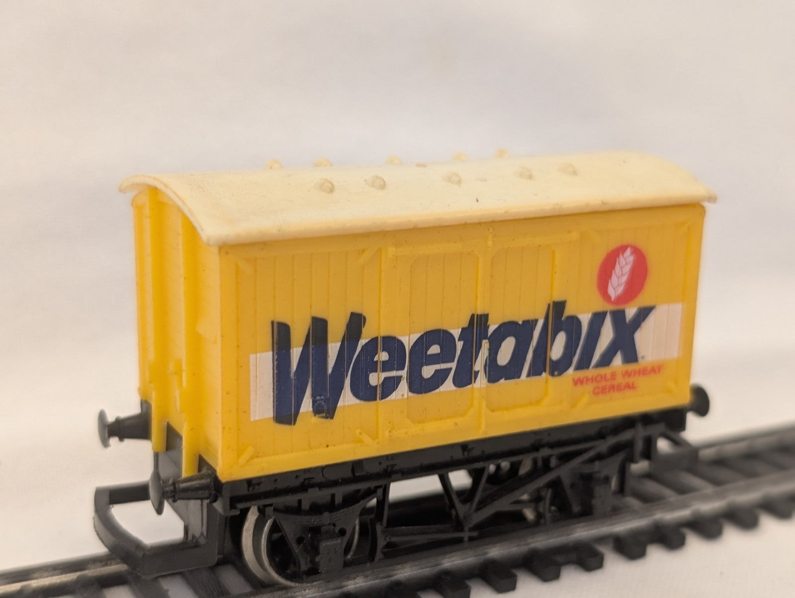 Hornby R728 OO Gauge “Weetabix” Closed Wagon