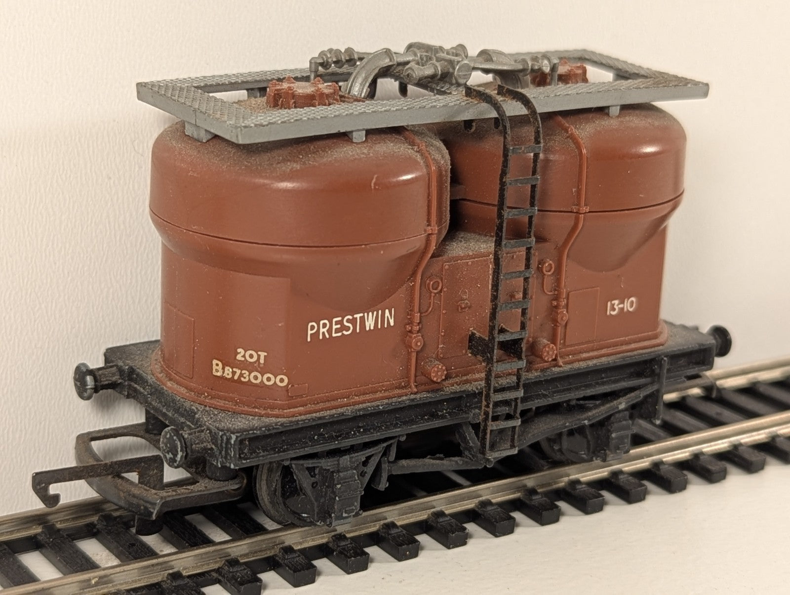 Wrenn 20-Ton Prestwin Twin Silo Wagon OO Gauge