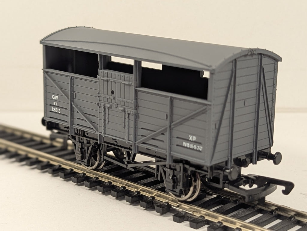 Dapol OO Gauge GWR Cattle Wagon Goods Wagon 13813 GWR Grey B500