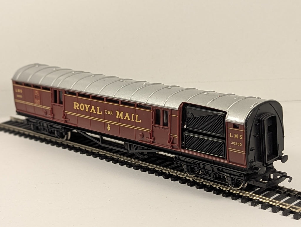 Hornby OO Gauge Operating Royal Mail Coach Passenger Coach 30250 LMS Maroon