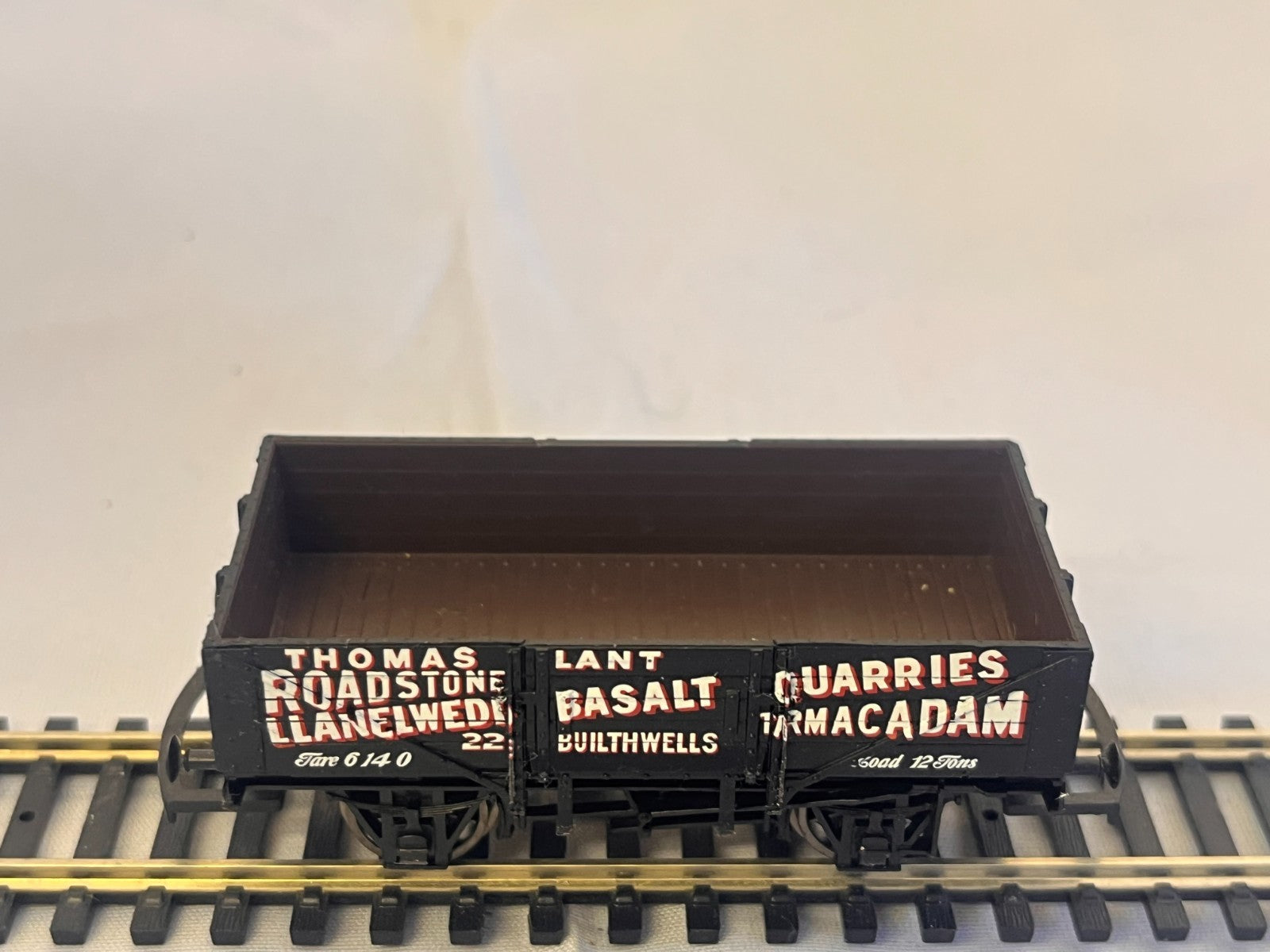 Hornby OO Gauge Thomas Lant Basalt Quarries 5 Plank Wagon