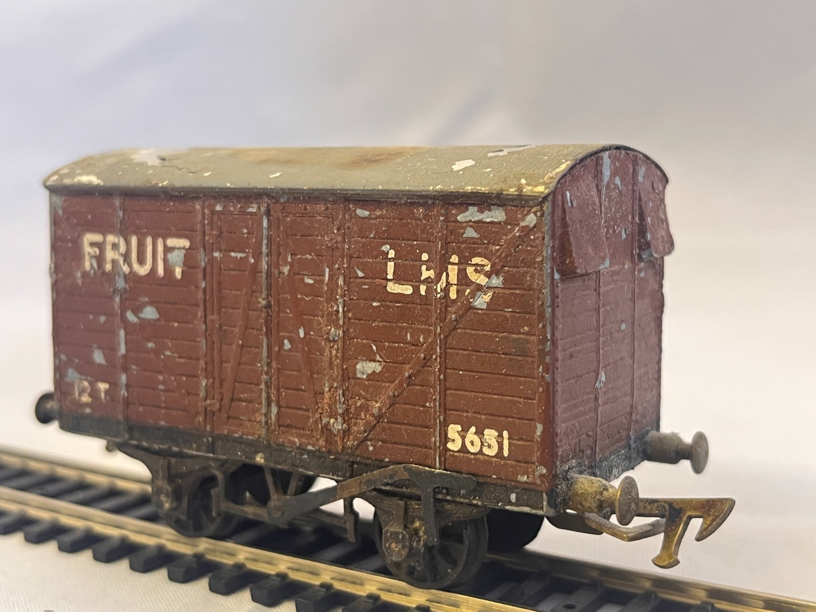 Graham Farish LMS 12 Ton Fruit Van
