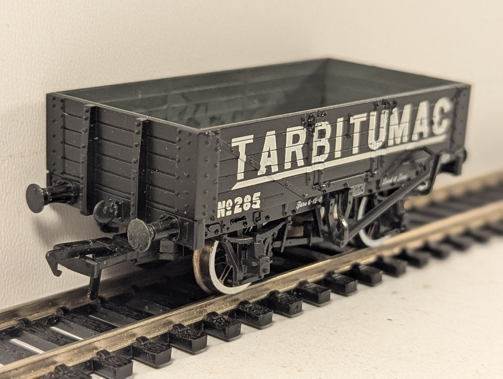 Bachmann OO Gauge 8 Plank Wagon Tarbitumac Goods Wagon 285 Tarbitumac Black