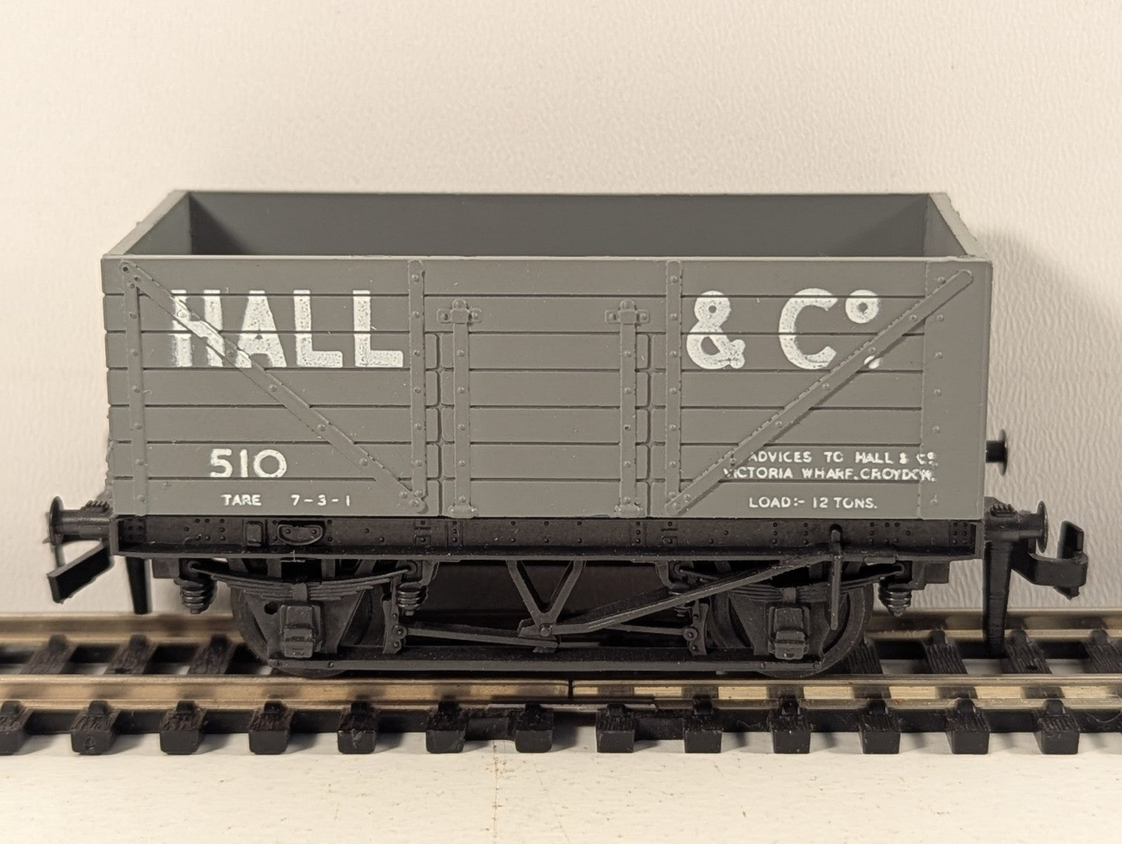 Trix Trains 1664 Private Owner 7-Plank Wagon “Hall and Co”