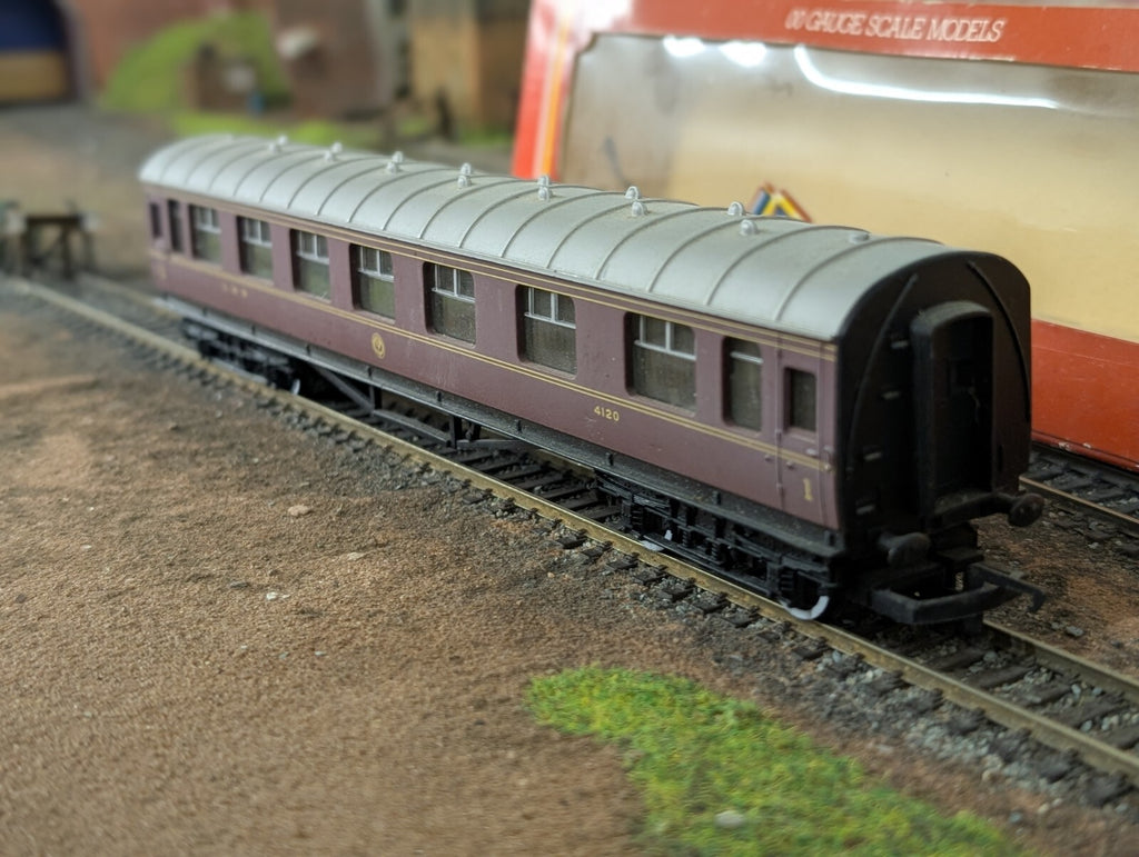 Hornby R474 Hornby RN 4120 LMS Stannier Composite Coach OO Gauge