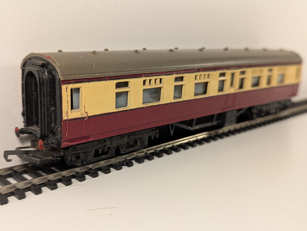 Tri-ang R29 – BR Main Line Composite Coach (Crimson & Cream, 24010) – OO Gauge
