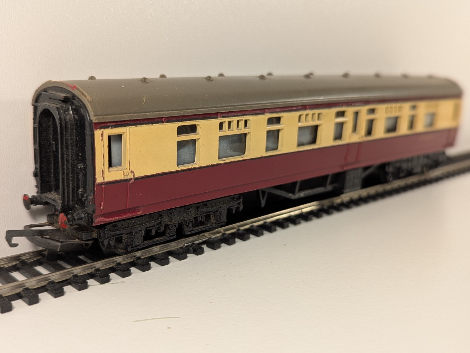 Tri-ang R29 – BR Main Line Composite Coach (Crimson & Cream, 24010) – OO Gauge