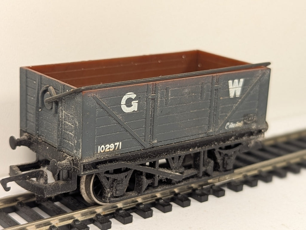 Hornby R240 OO Gauge GWR Wagon With Sheet Rail 102971