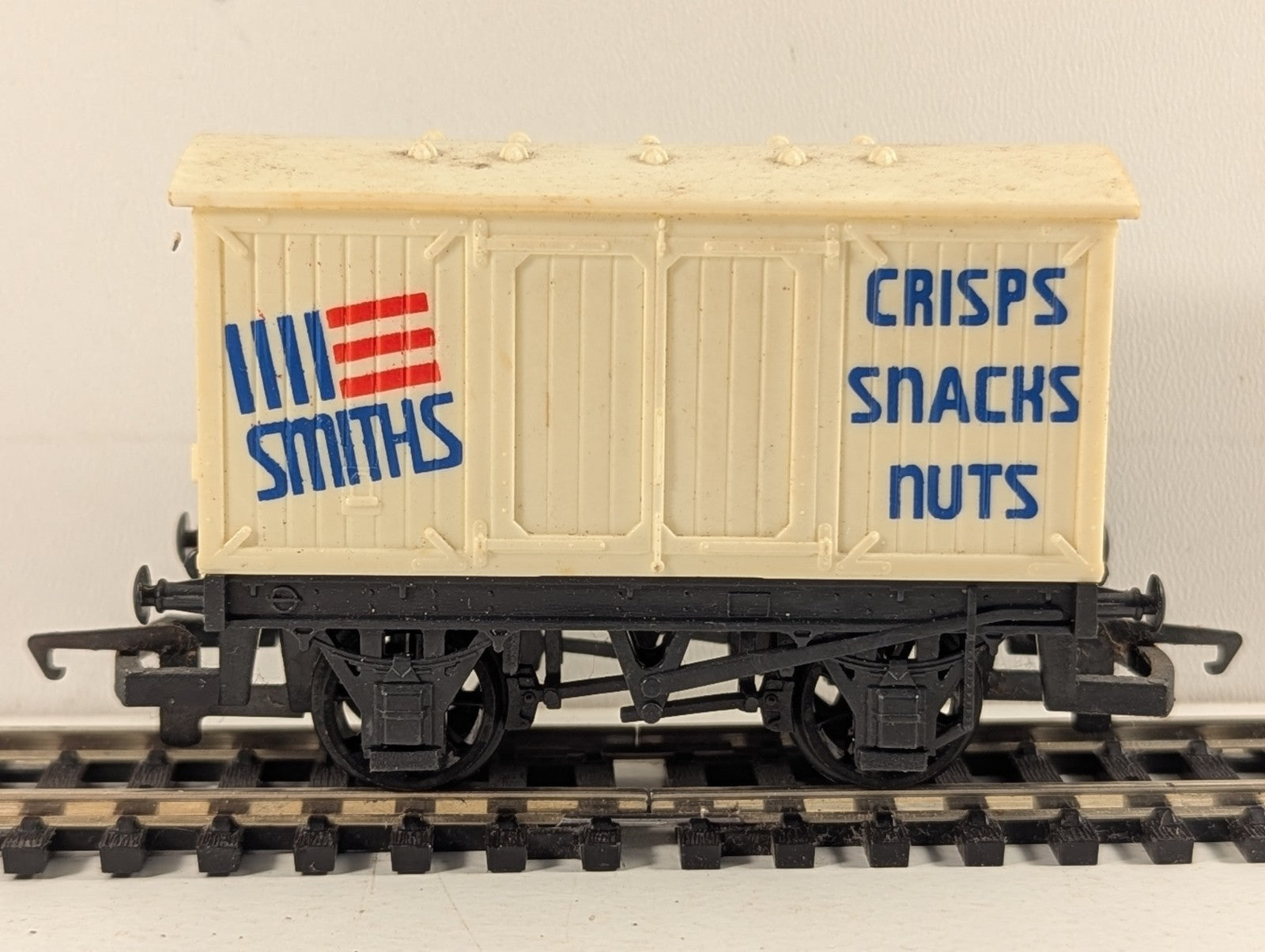 Hornby OO Gauge Smiths Crisps Ventilated Van Goods Wagon R013