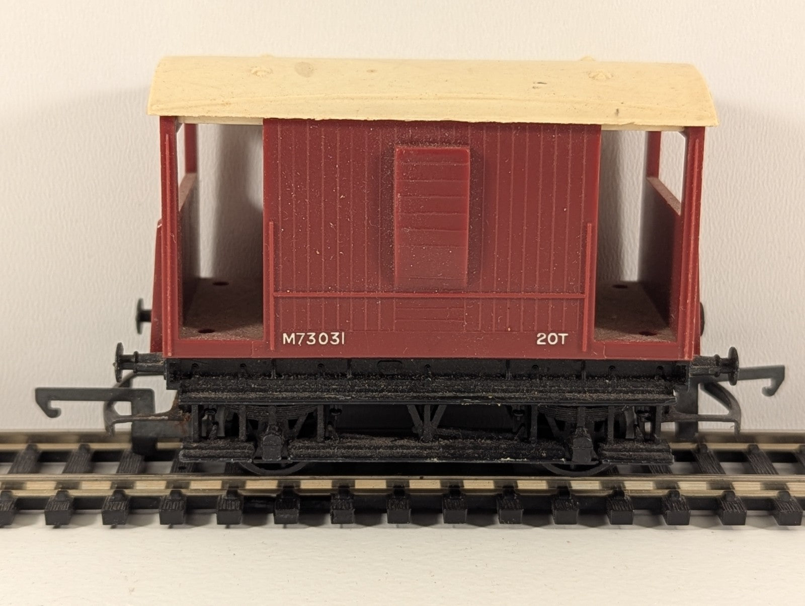 Tri-ang Railways R16 – BR 20-Ton Brake Van (M73031)