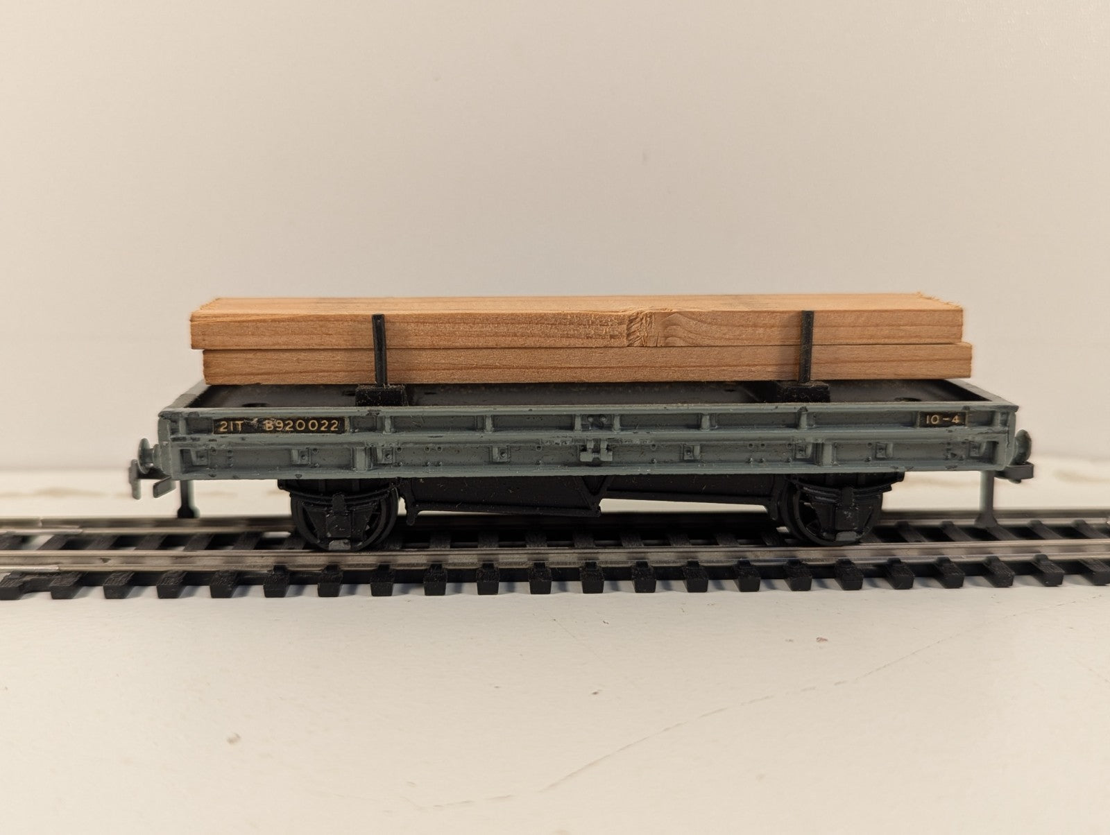 Hornby Dublo 4615 OO Gauge BR Grey Double Bolster Wagon with Timber Load - Boxed