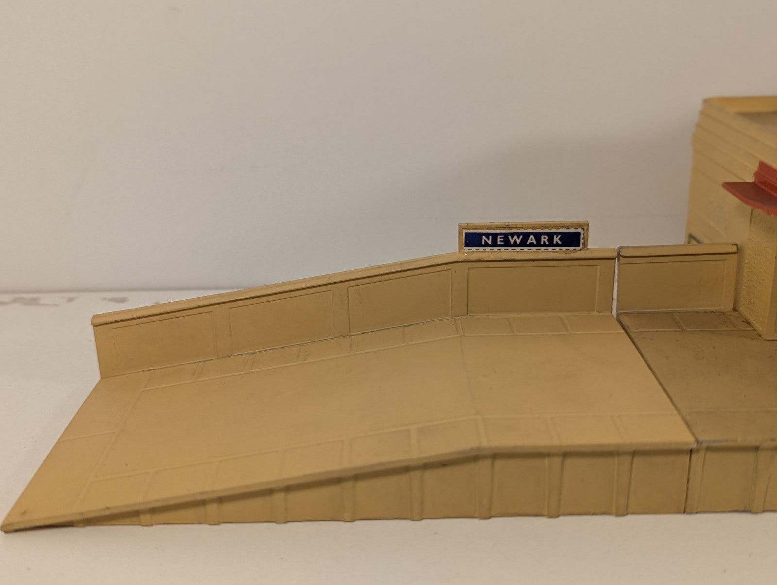 Hornby Dublo DA455 D1 Through Station