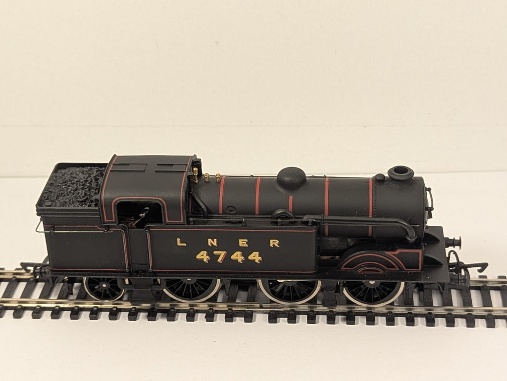 Mainline OO Gauge Class N2 0-6-2T Steam Locomotive 4744 LNER Lined