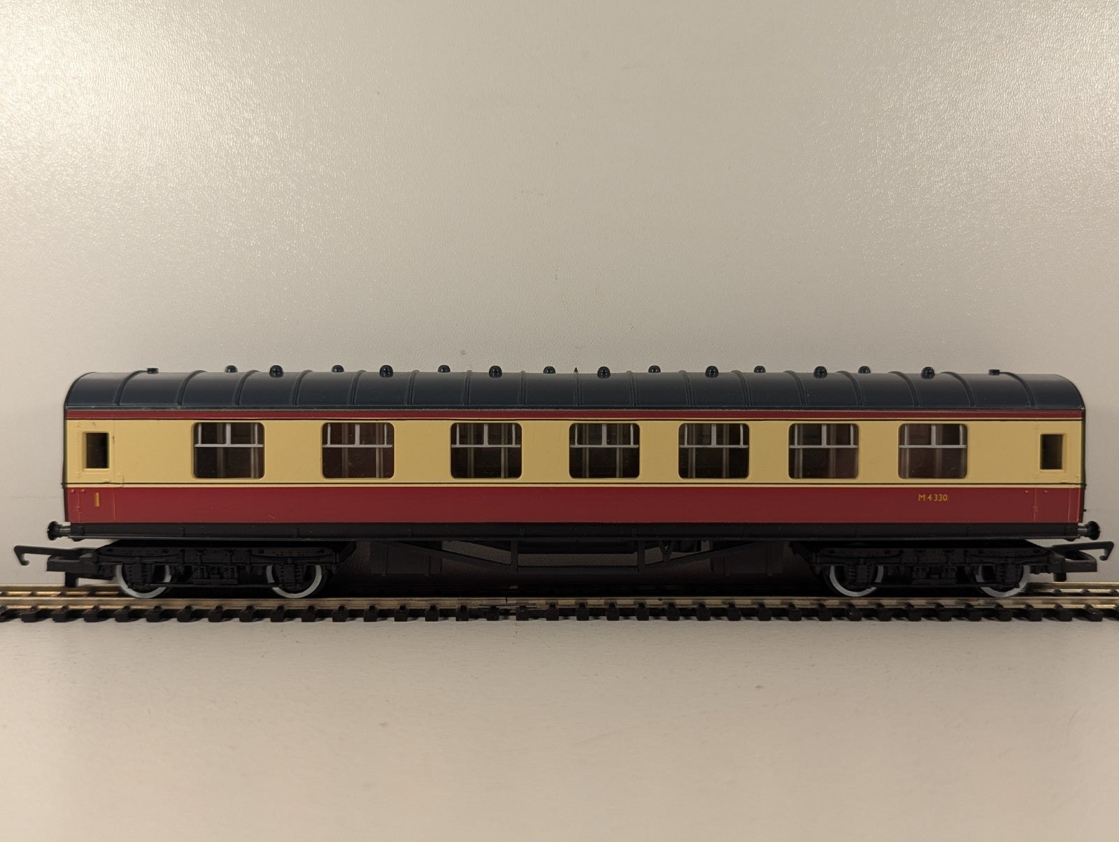 Hornby  R442 BR ex-LMS Stanier Composite Corridor Coach - Crimson & Cream