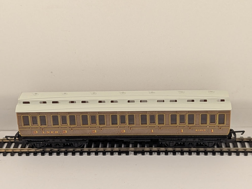 Hornby OO Gauge LNER Clerestory Coach Teak Finish