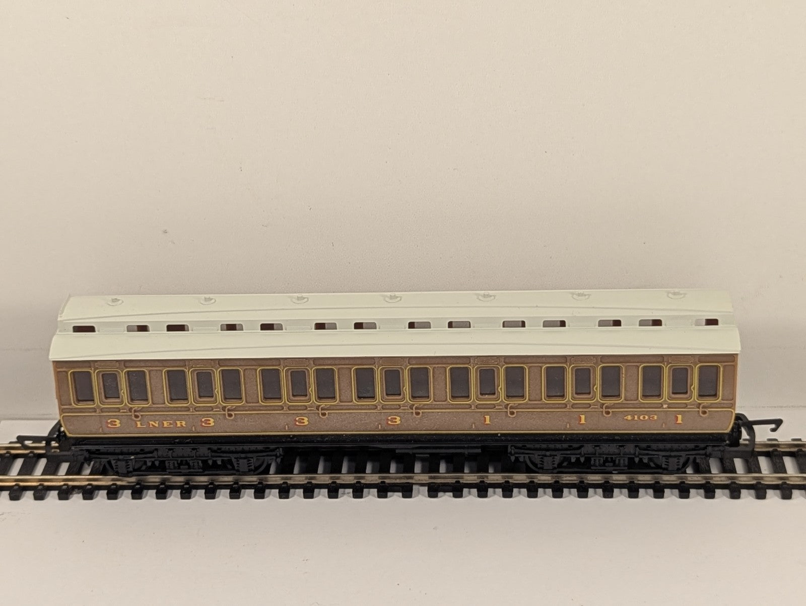 Hornby OO Gauge LNER Clerestory Coach Teak Finish