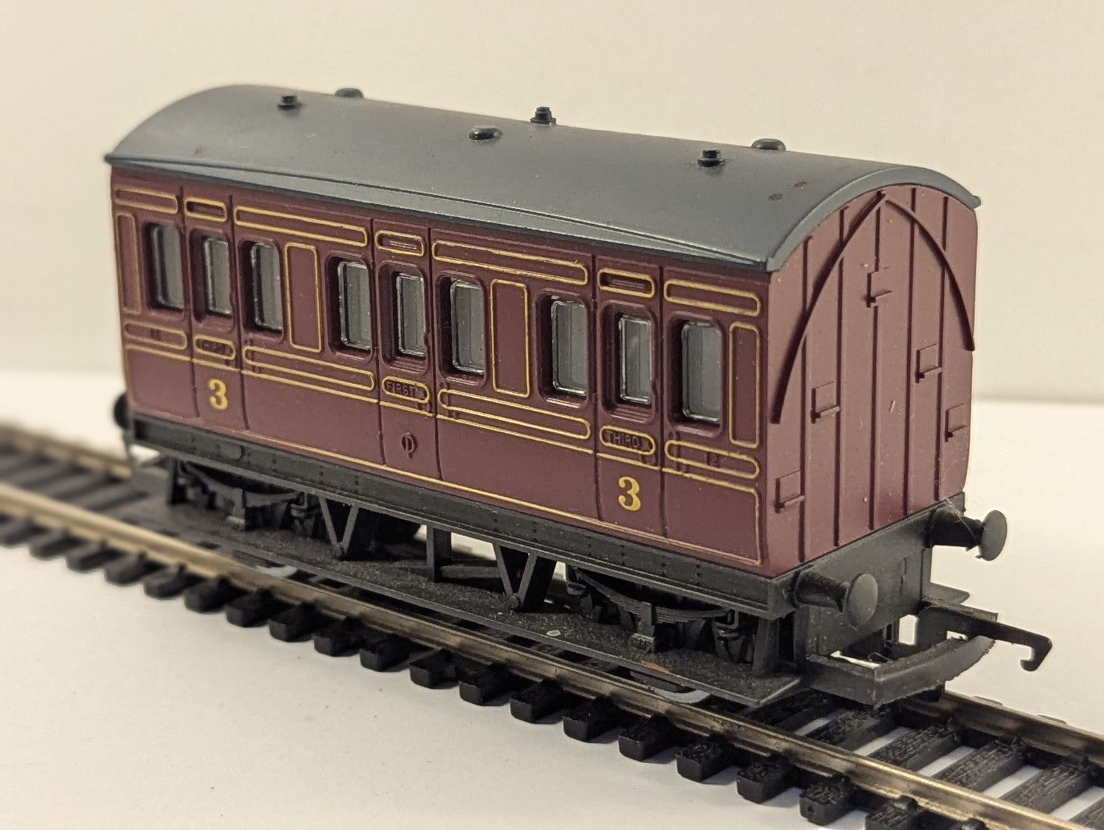 Hornby OO Gauge 4-Wheel Composite Coach Maroon