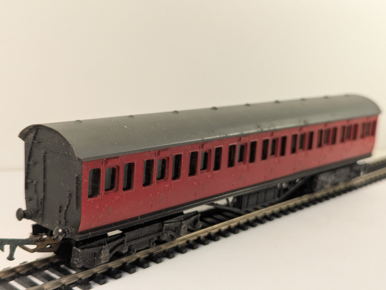 Graham Farish OO Gauge 1st Class Suburban Coach Maroon Boxed