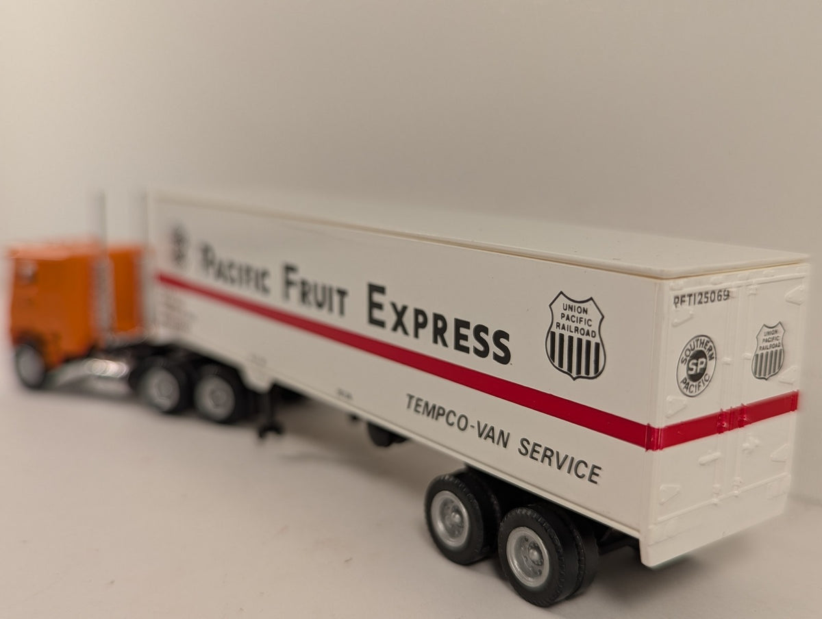 Con-Cor HO Scale Pacific Fruit Express Tempco-Van Service Tractor & Trailer