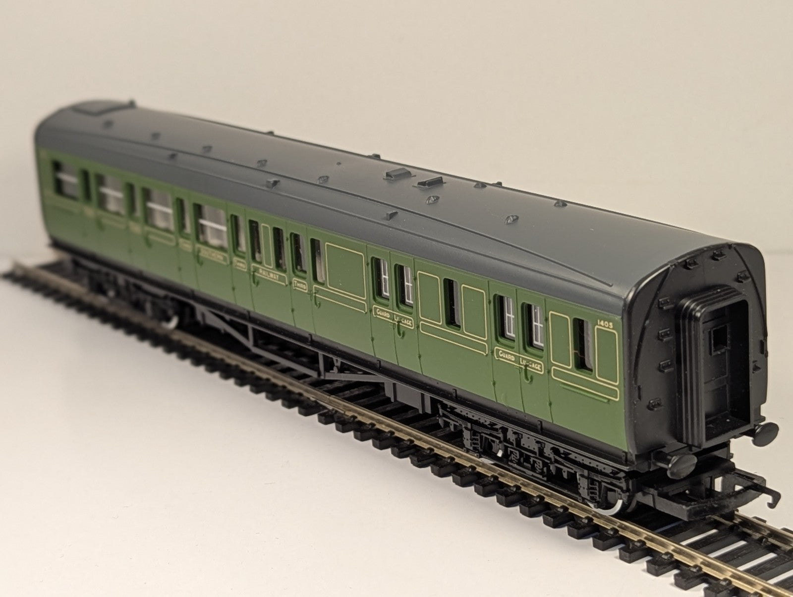 Hornby R445 OO Gauge SR Maunsell Brake 3rd Coach 1405