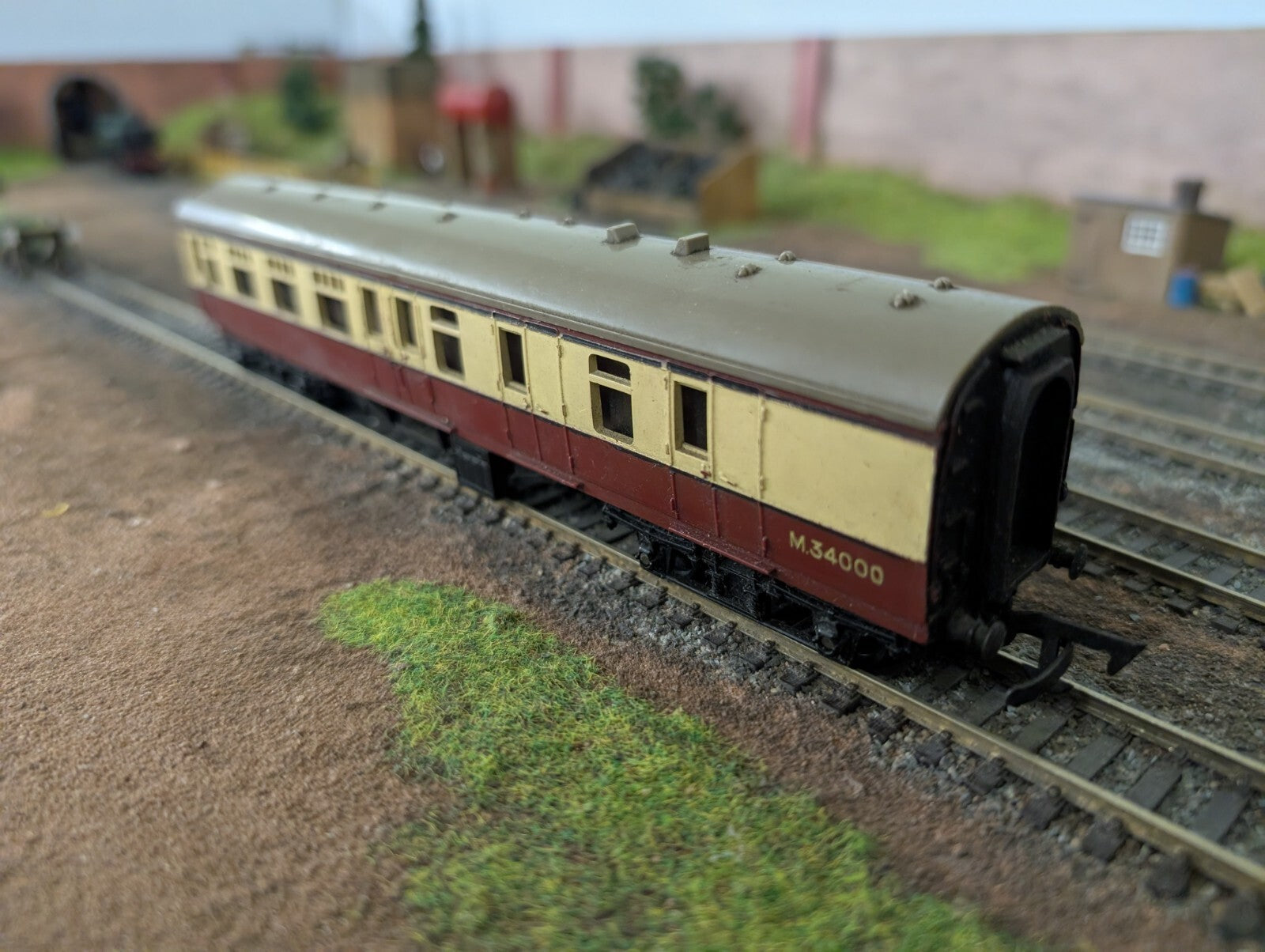 Triang M34000 R28 Passenger Coach Vintage Railway Train Carriage Guard