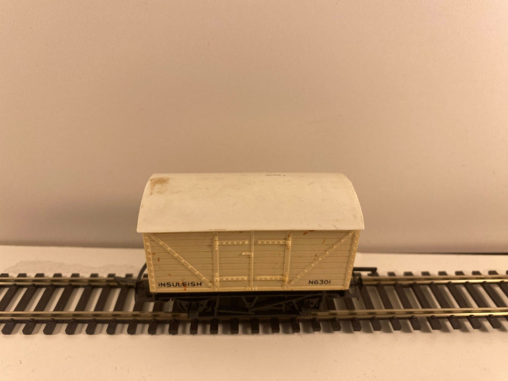Tri-ang Railways R14 “Insulfish” Van No. N6301 – OO Gauge