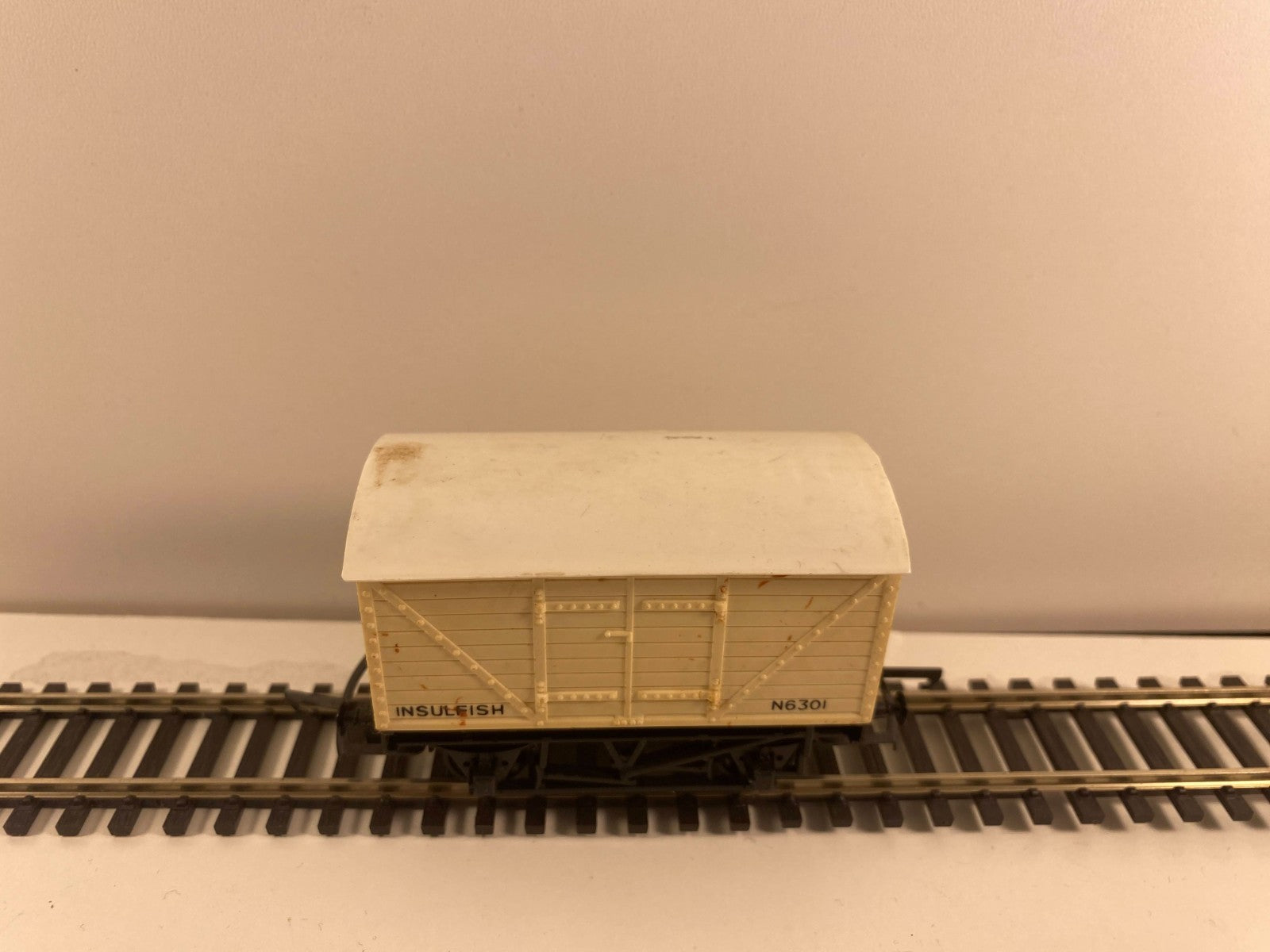 Tri-ang Railways R14 “Insulfish” Van No. N6301 – OO Gauge