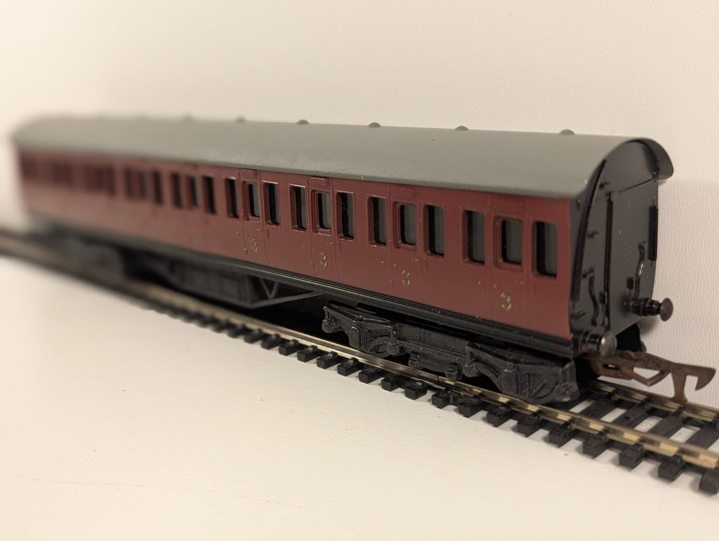 Graham Farish BR Mk1 57ft Suburban Second (S) Coach – BR Crimson