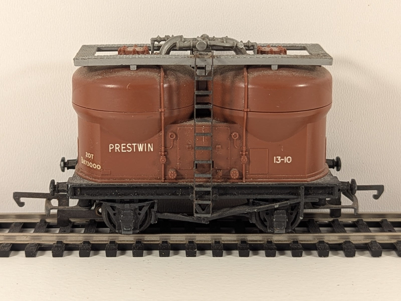 Wrenn 20-Ton Prestwin Twin Silo Wagon OO Gauge
