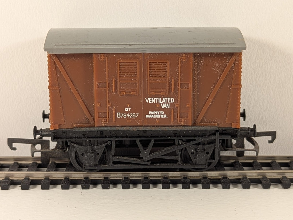 Hornby R011 BR Ventilated Van OO Gauge